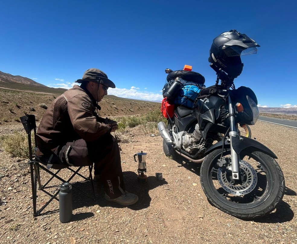 Professor viajou de moto do Paraná ao Alasca — Foto: Arquivo pessoal
