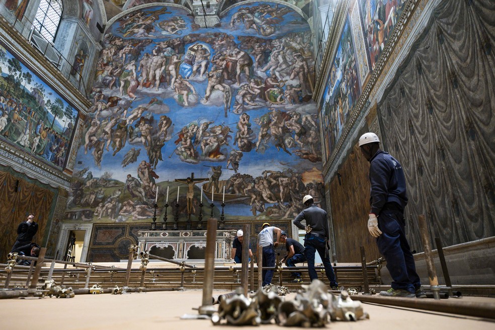Operários preparam a Capela Sistina para a realização do conclave, em Roma, em 28 de abril de 2025 — Foto: Vatican Media via AP
