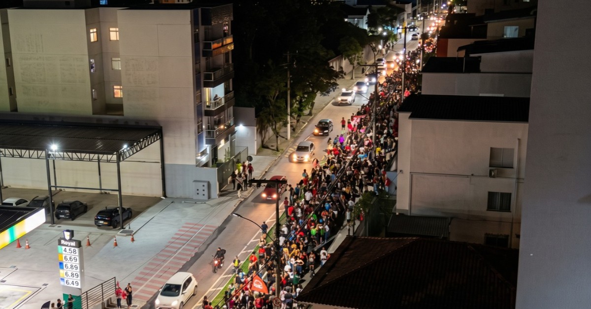 VÍDEO: manifestantes pró-Lula fazem ato e percorrem ruas de Juiz de Fora