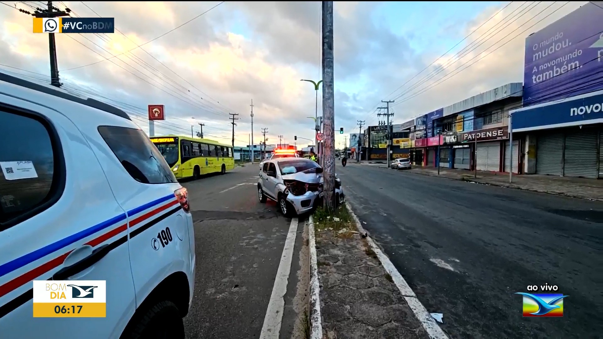 Motorista sai ilesa após perder controle do carro e bater em poste em São Luís