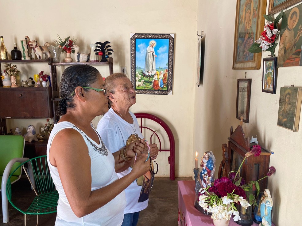 Maria José Gomes encontrou R$ 2 mil reais no ônibus e devolveu o dinheiro a Maria José da Silva, em Juazeiro do Norte. — Foto: Ednardo Alves/TV Verdes Mares