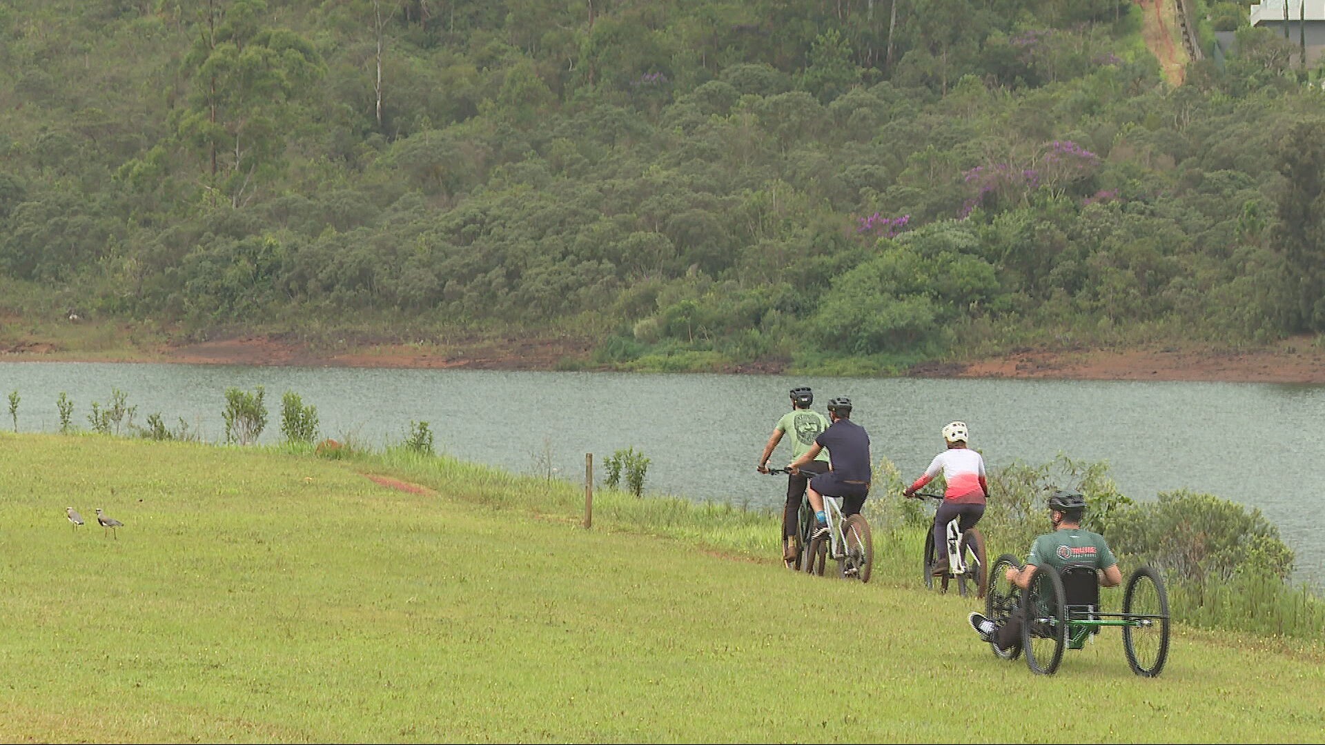 Descubra locais pra fazer trilhas à pé e de bike em Nova Lima