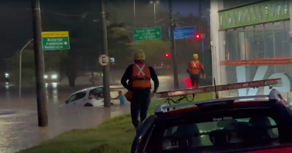 Bombeiros e um morador ajudaram a resgatar um motorista que ficou preso dentro de um carro boiando na avenida Dom Aguirre, em Sorocaba — Foto: Arquivo Pessoal