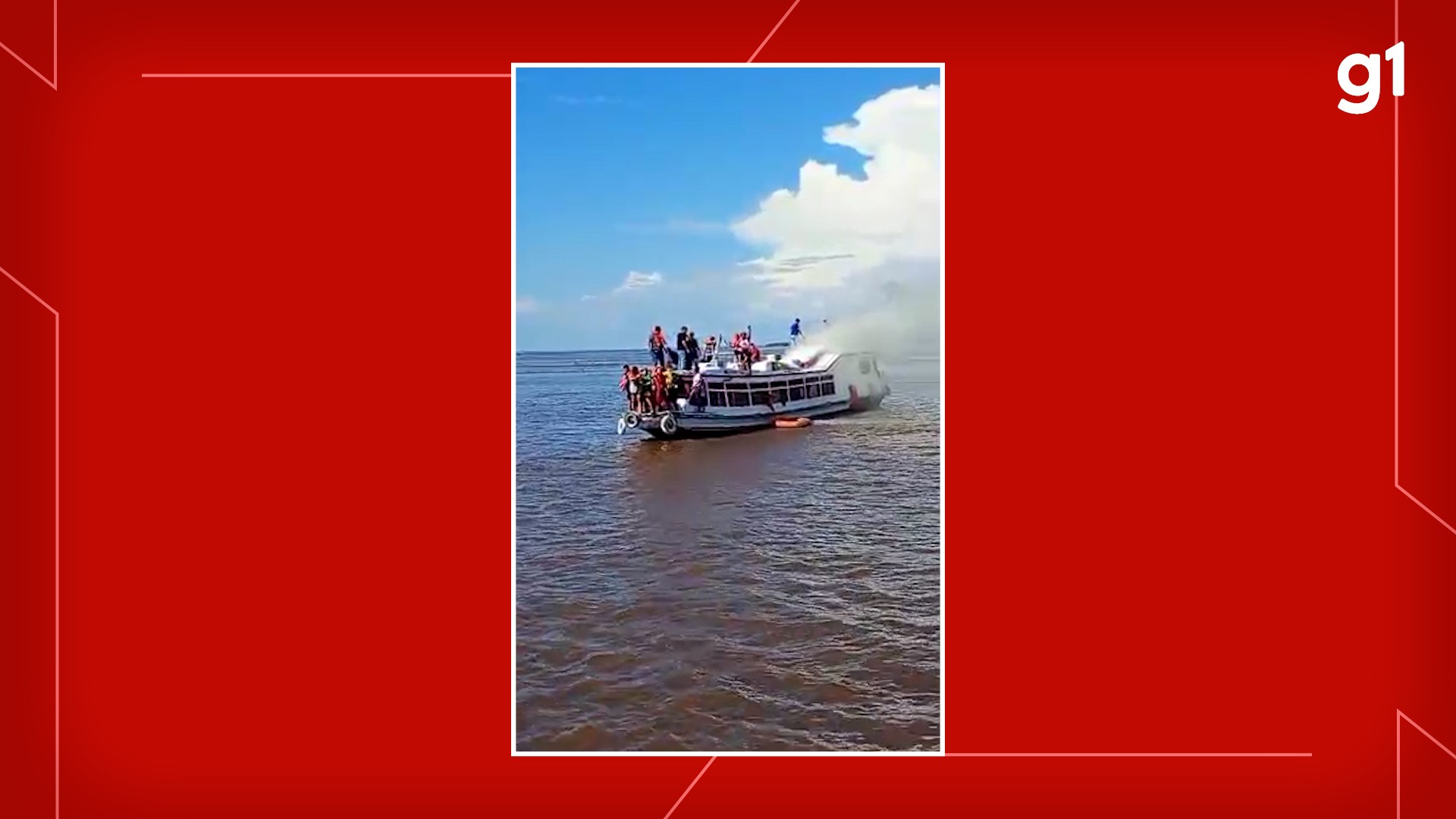 Lancha pega fogo durante viagem entre Parintins e Terra Santa; passageiros foram resgatados 