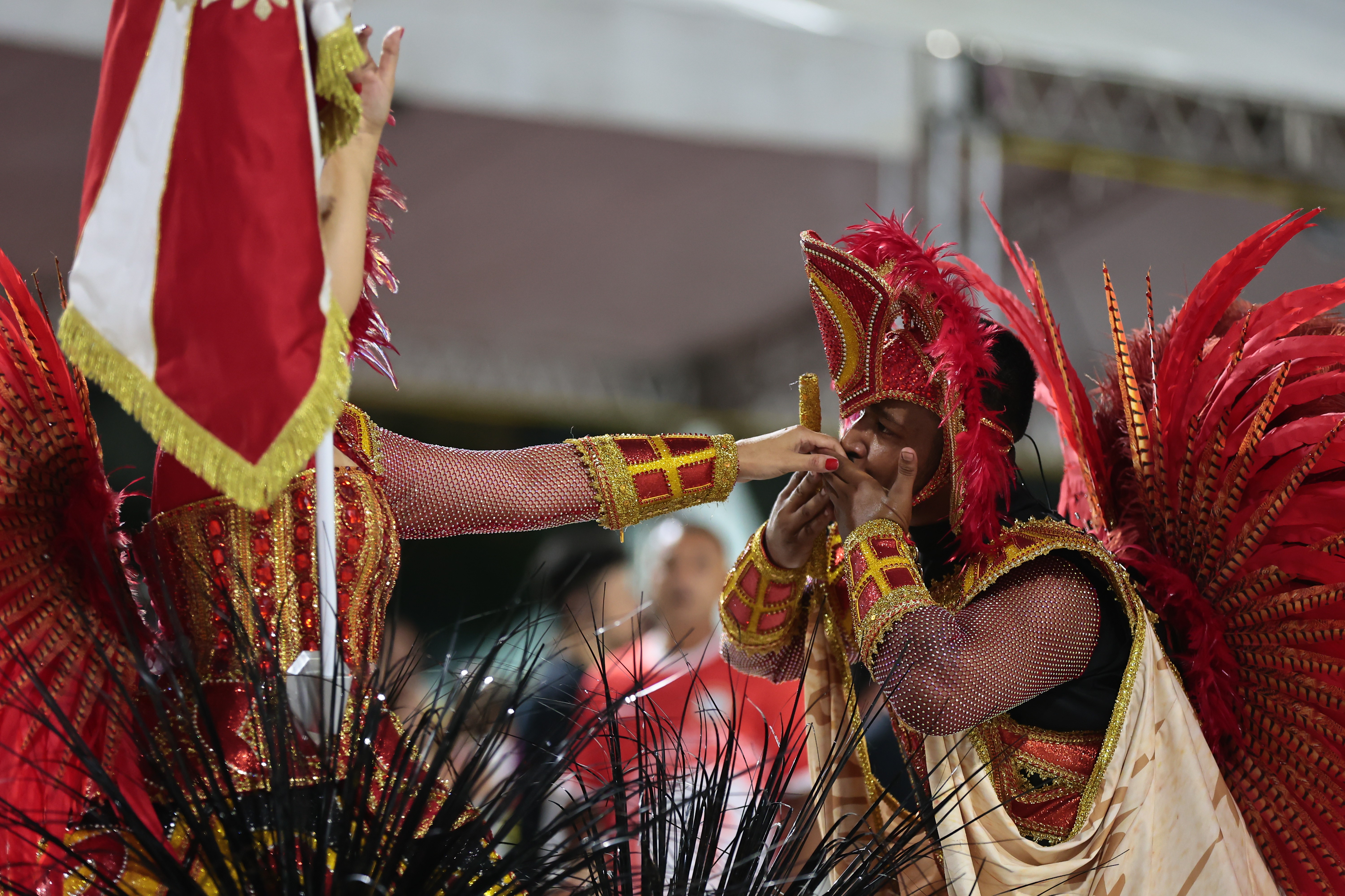 Mestre-sala sofre acidente dias antes de desfile de Carnaval e se apresenta na passarela do samba com pontos no pé