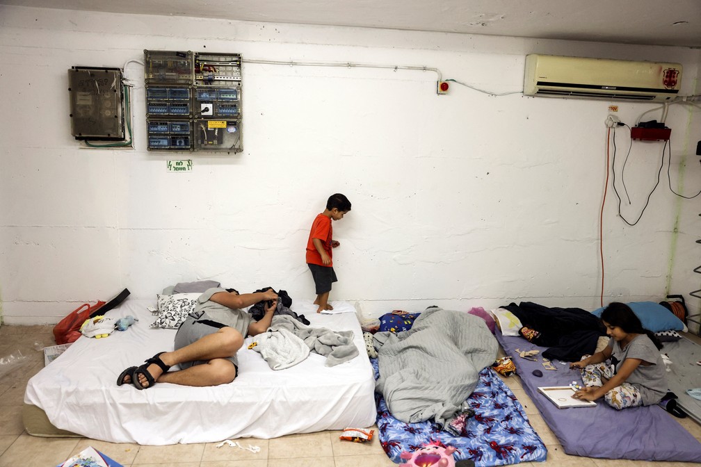 Israelenses se protegem em bunkers em Ashkelon — Foto: Ronen Zvulun/Reuters