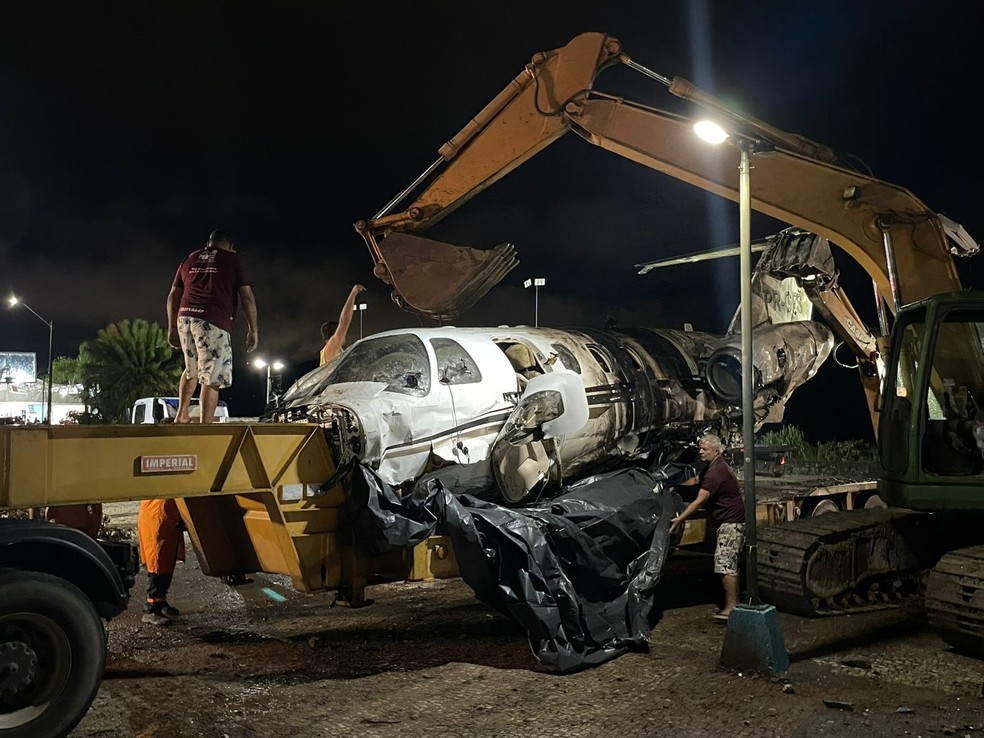 Destroços de avião que explodiu são retirados do mar em Ubatuba; caso é investigado pela polícia e pela FAB — Foto: José Eymard/TV Vanguarda