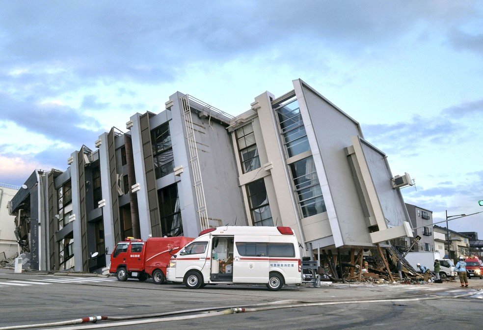 Prédio desabou em Wajima após forte terremoto sentido no Japão, em 1º de janeiro de 2024 — Foto: Kyodo via Reuters