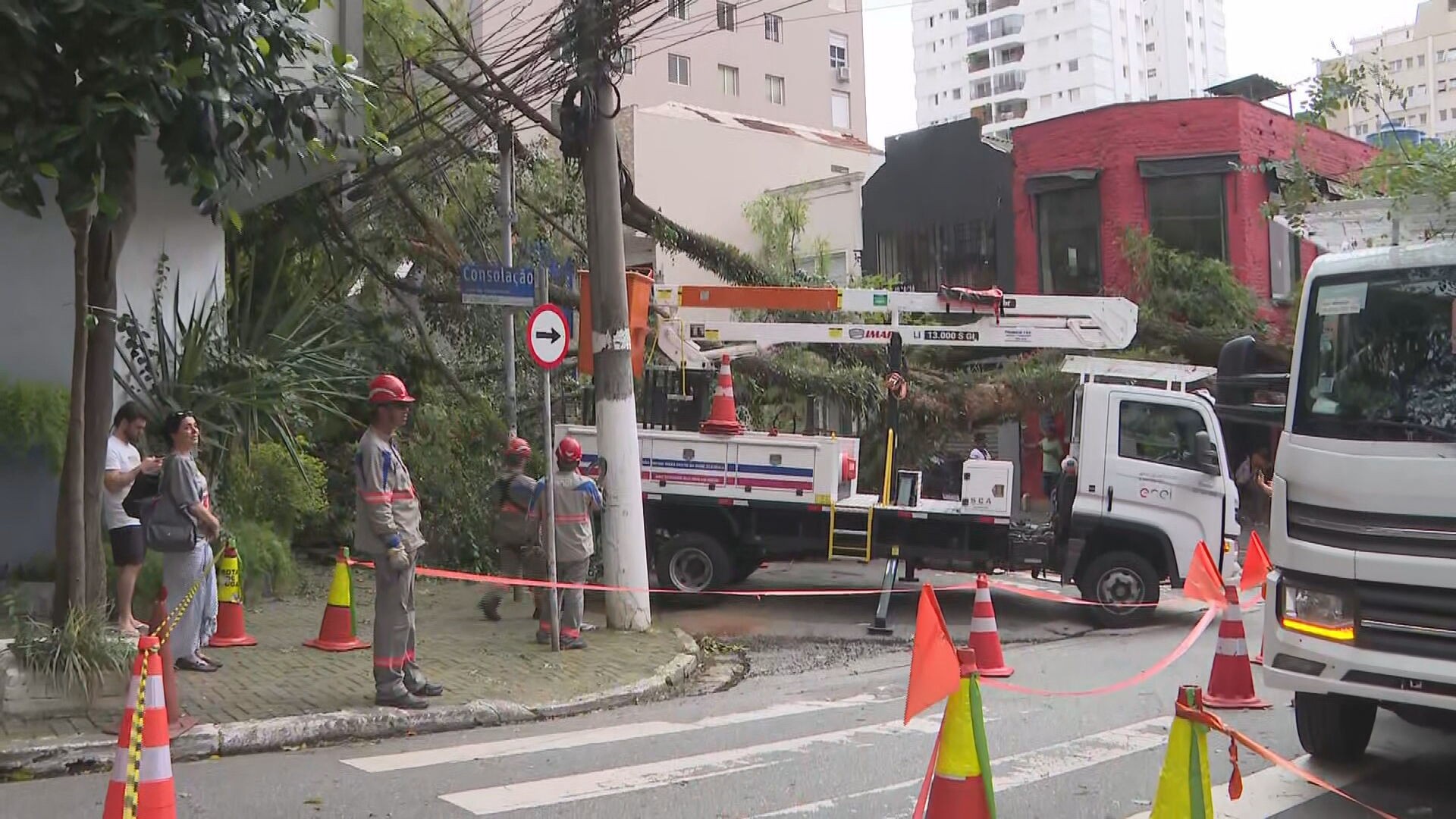 Grande São Paulo tem fornecimento de energia normalizado após apagão causado por ventania histórica
