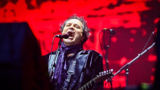 Barão Vermelho homenageia Cazuza e levanta jovens que aguardam atrações pop