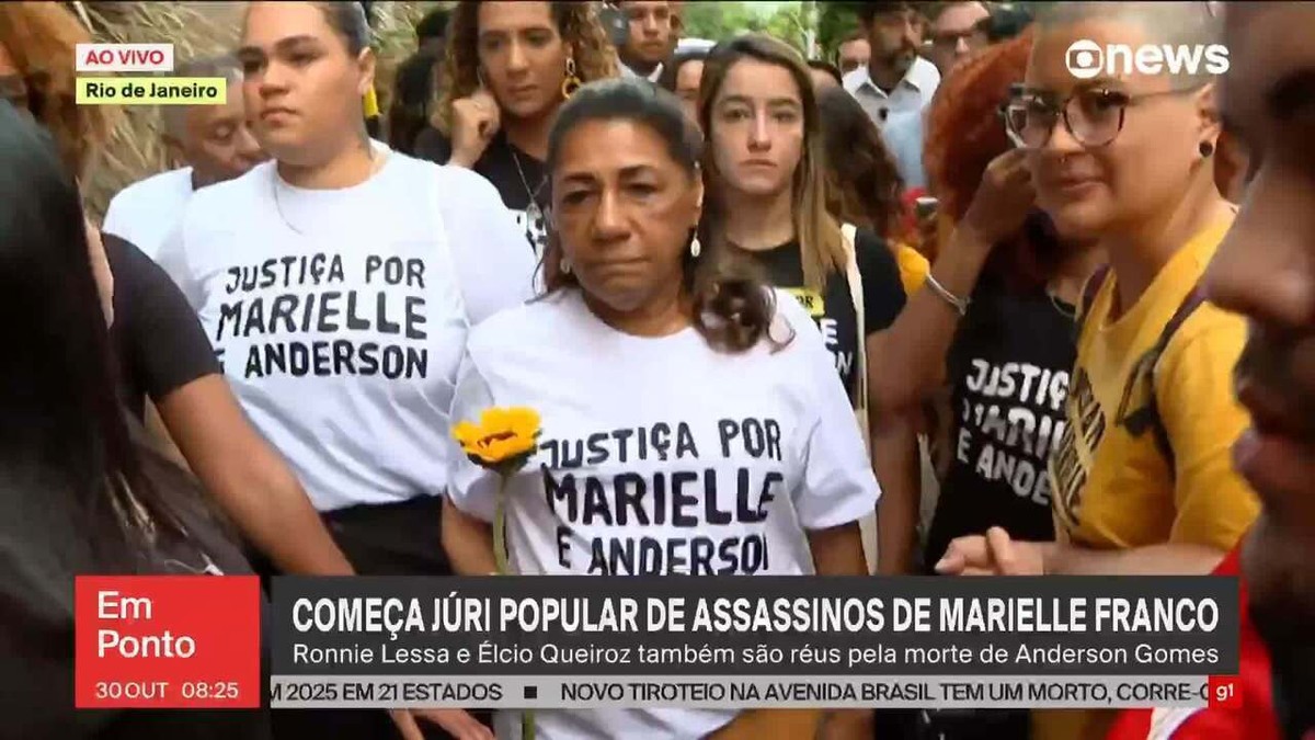 Chegada de famílias de Marielle Franco e Anderson Gomes para júri popular é marcada por aglomeração na entrada do TJRJ