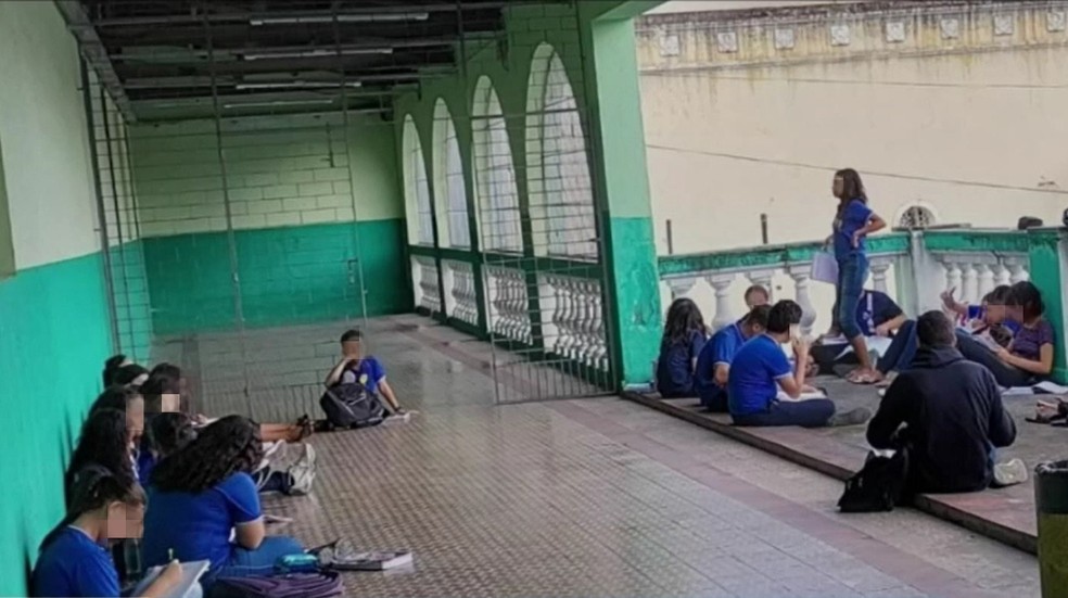 Alunos assistem aulas em corredor de escola por problemas de estrutura nas salas, em Fortaleza; vídeo — Foto: TV Verdes Mares/Reprodução