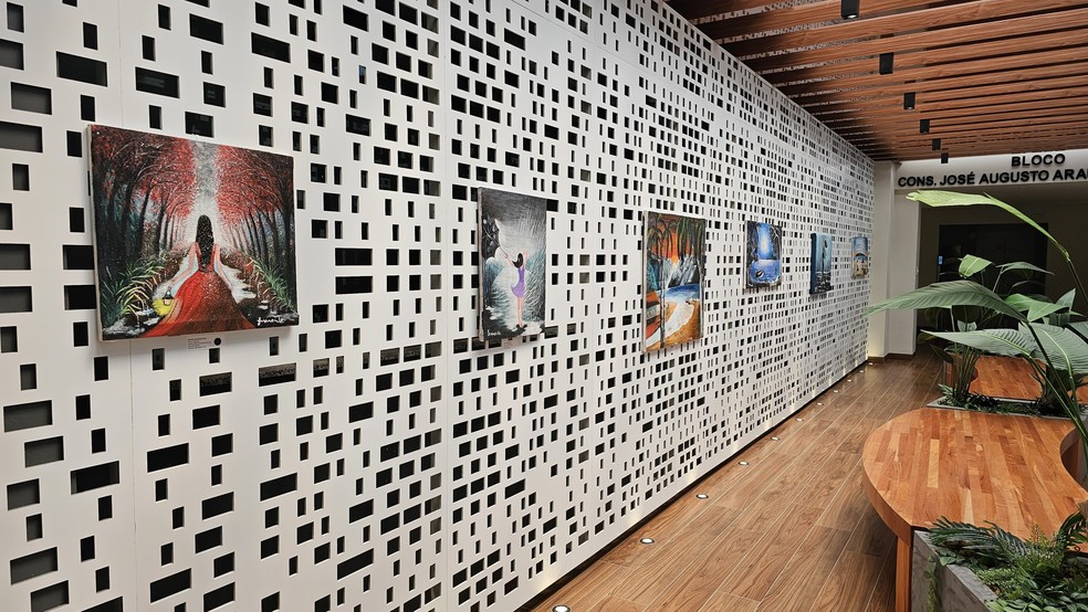 Exposição Menina na Chuva está em exibição na sede de TCE em Rio Branco até 23 de maio — Foto: Yuri Marcel/g1