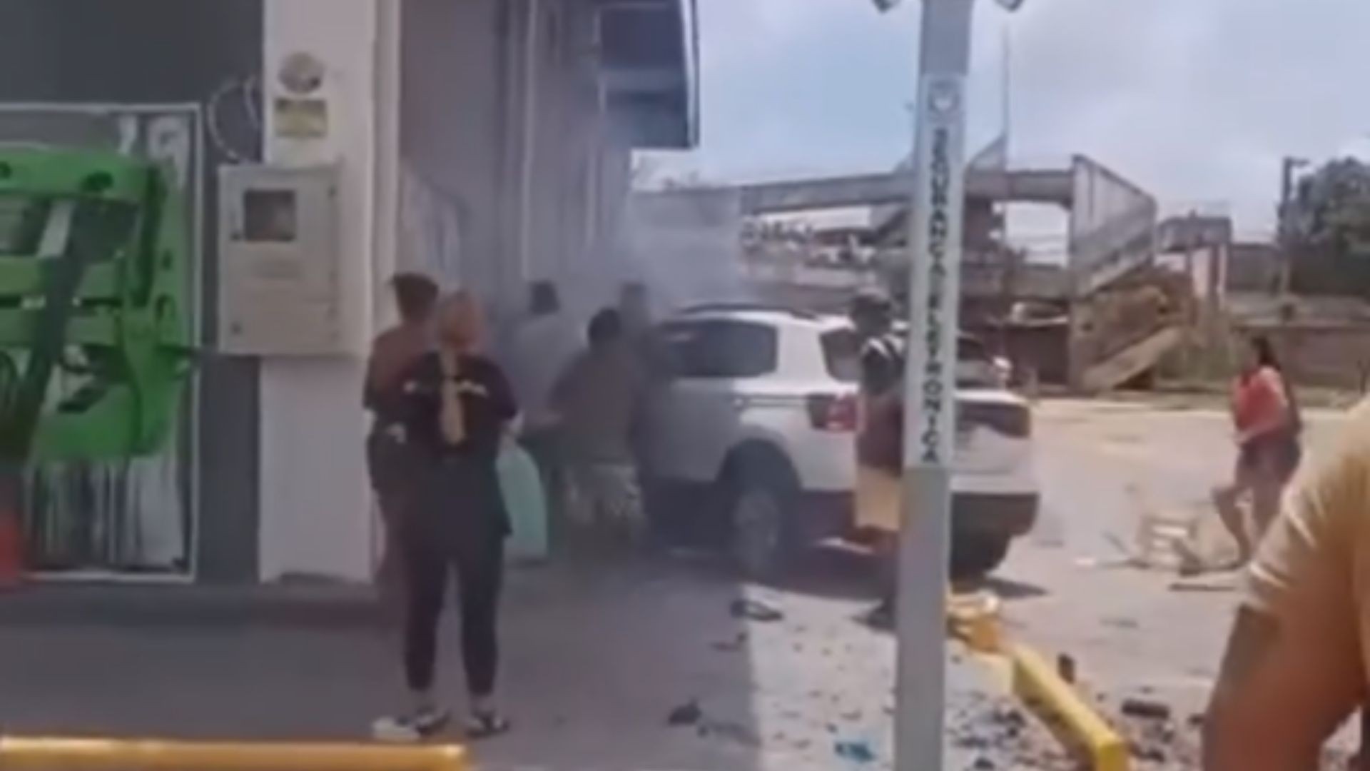 Mulher morre após ser atropelada e ficar presa embaixo de carro depois de batida entre dois veículos