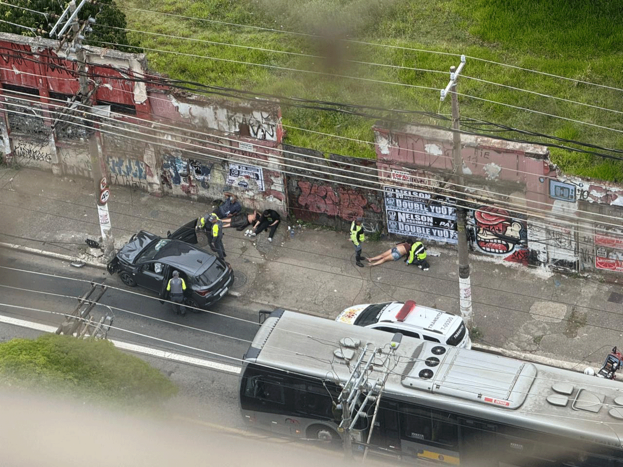 Quatro pessoas ficam feridas após motorista bêbado perder controle do carro e bater em poste no Tatuapé