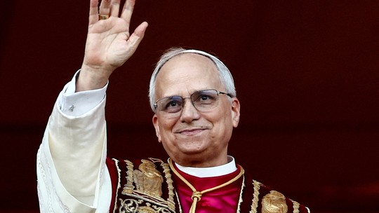 ANÁLISE: Discreto, paciente e acessível, Leão XIV sinaliza ser um papa com 'cheiro de ovelha', próximo ao povo - Vaticanista brasileiro fala da breve convivência com Robert Prevost, o novo papa, 'essencialmente um missionário'. Prevost quebrou tabu ao ser escolhido como primeiro pontífice americano.