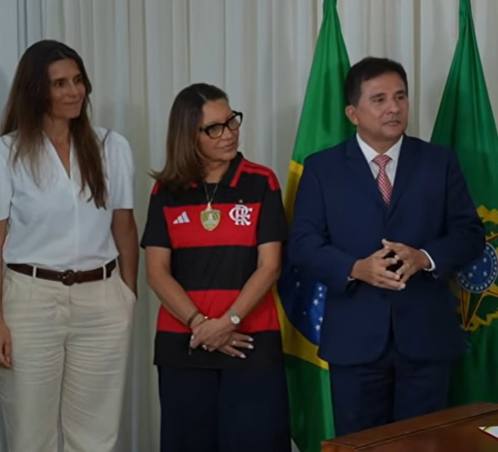 Janja da Silva usa pingente de Nossa Senhora Aparecida durante sanção de normas do futebol feminino