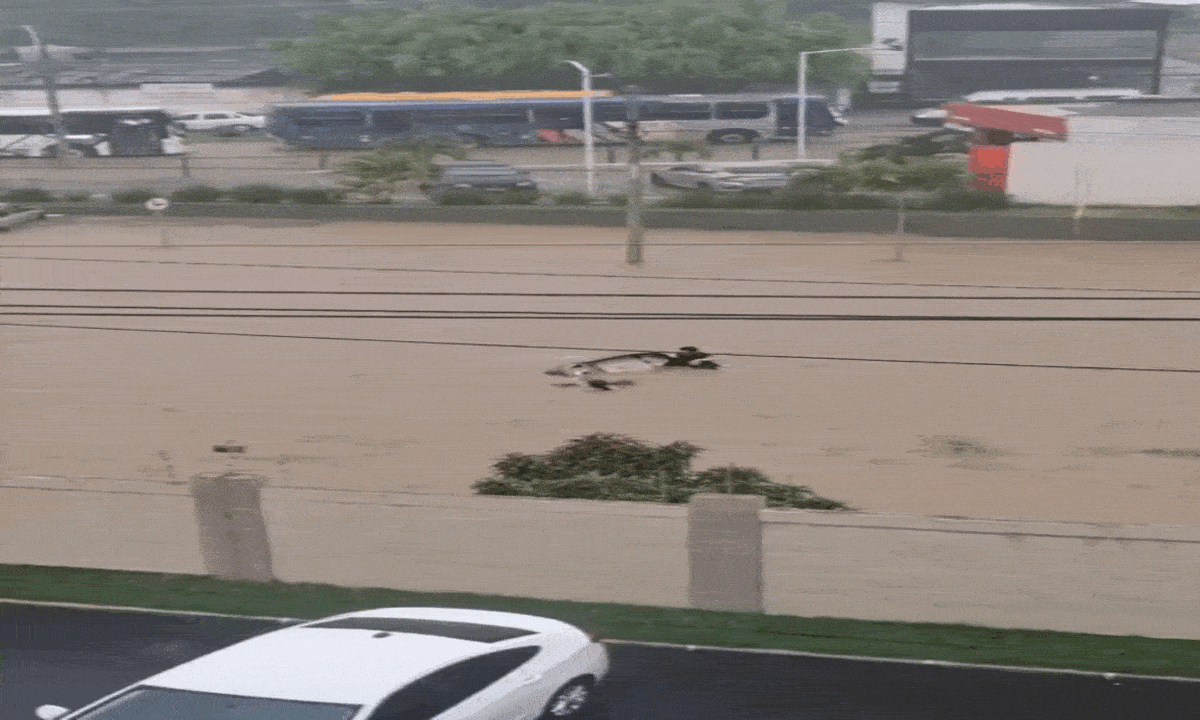 VÍDEO: mulher desaparece após ser arrastada por enxurrada durante forte chuva em Vitória da Conquista