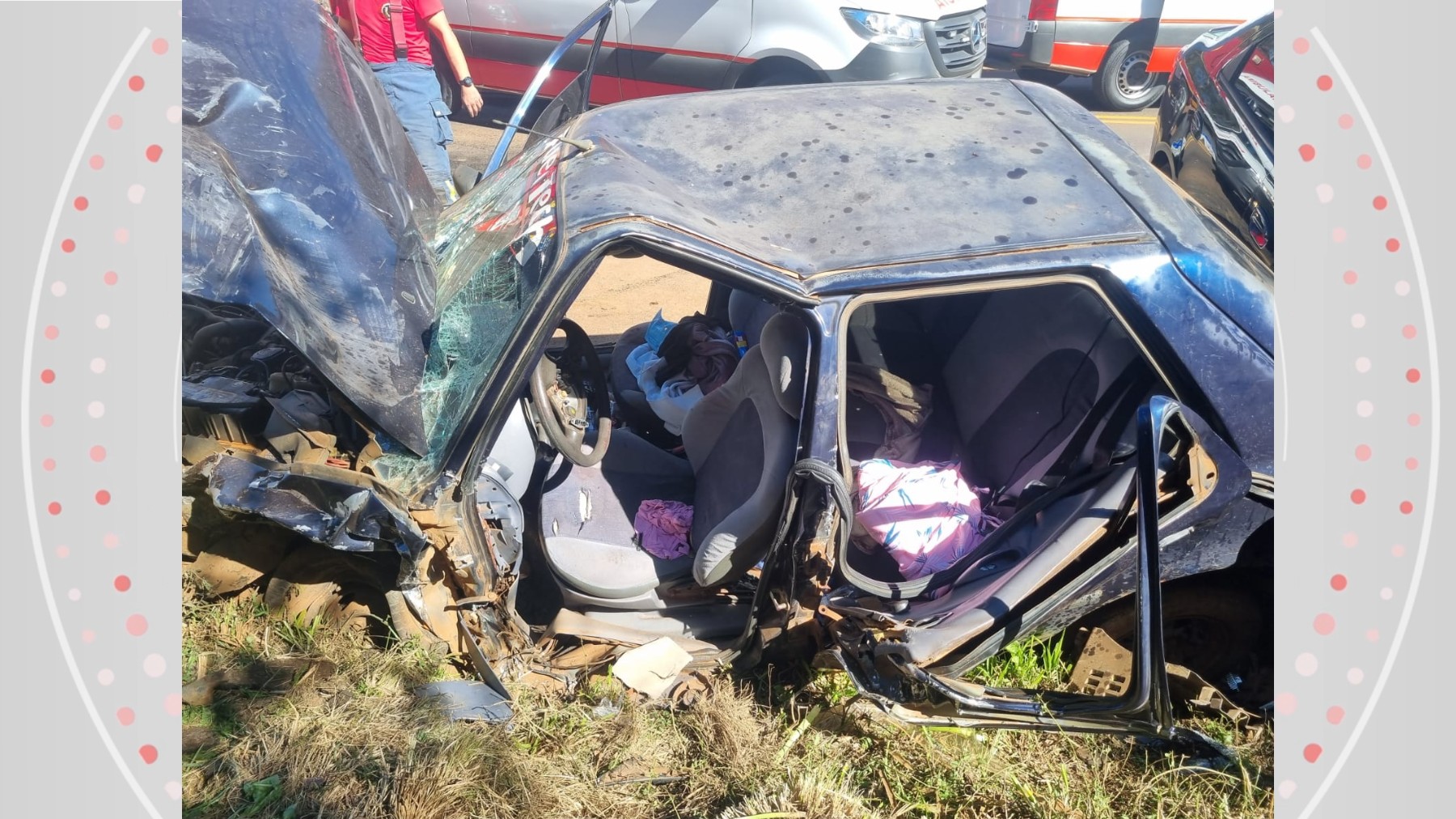Quatro crianças ficam feridas e mãe fica presa às ferragens após carro da família bater de frente com outro, em Guarapuava