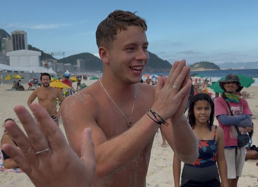 Turista fica preso por quase 3 horas em buraco na areia de Copacabana — Foto: Alan Smith