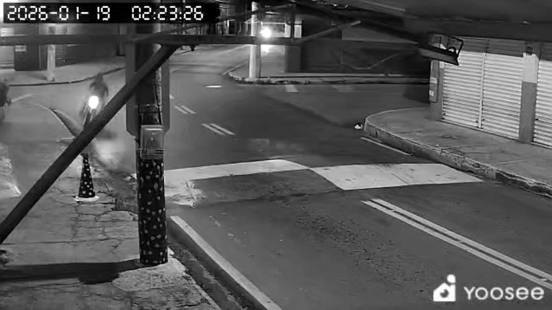 VÍDEO: Homem fica ferido após bater com moto contra muro em Resende