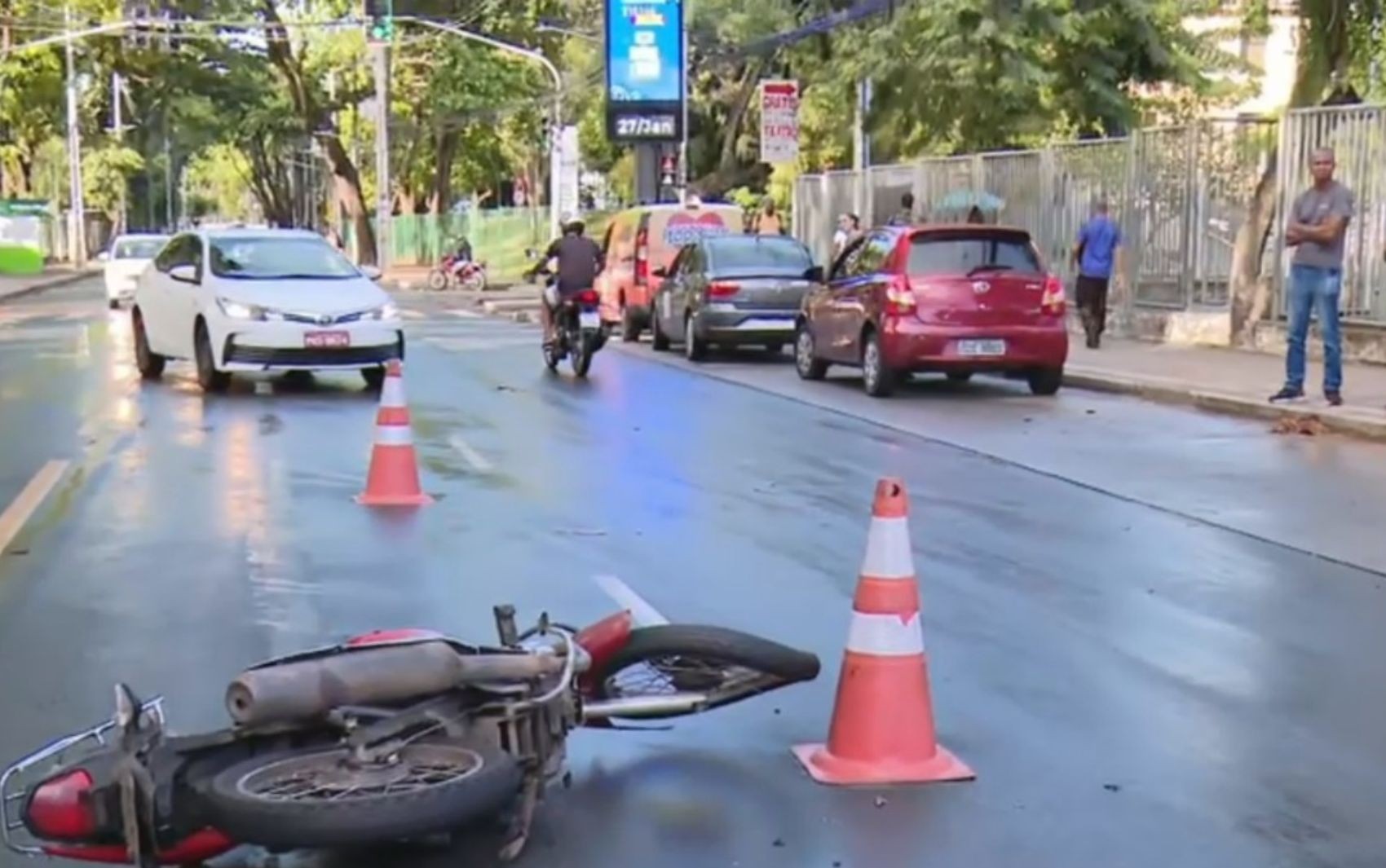 Motociclista morre após cair e ser atropelado por ônibus da Ufba em Salvador
