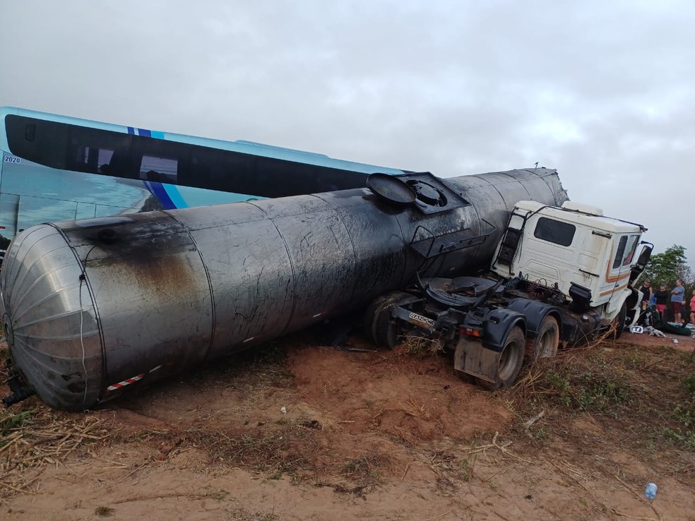 A carga do caminhão caiu na pista após a colisão na BR-110 — Foto: Redes sociais
