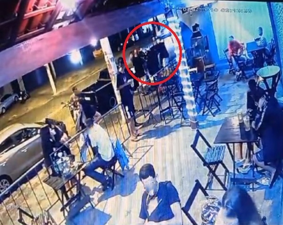 VÍDEO: Câmera de segurança flagra momento em que homem atira contra mulher em bar de Piracicaba — Foto: Reprodução/Polícia Militar