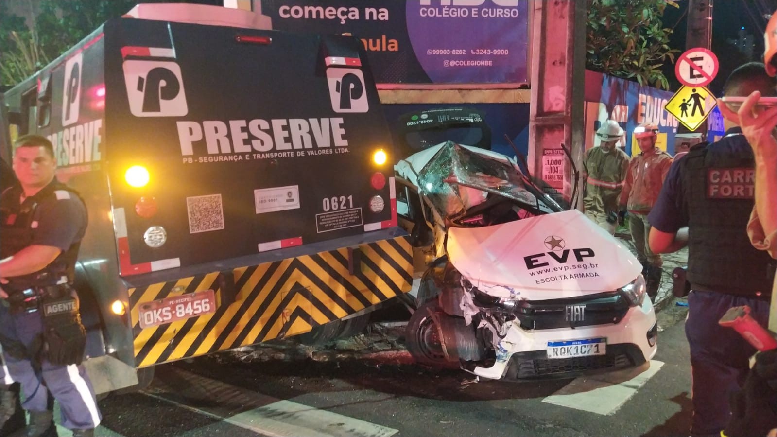 Acidente entre carro-forte e veículo de escolta deixa motorista ferido, em João Pessoa