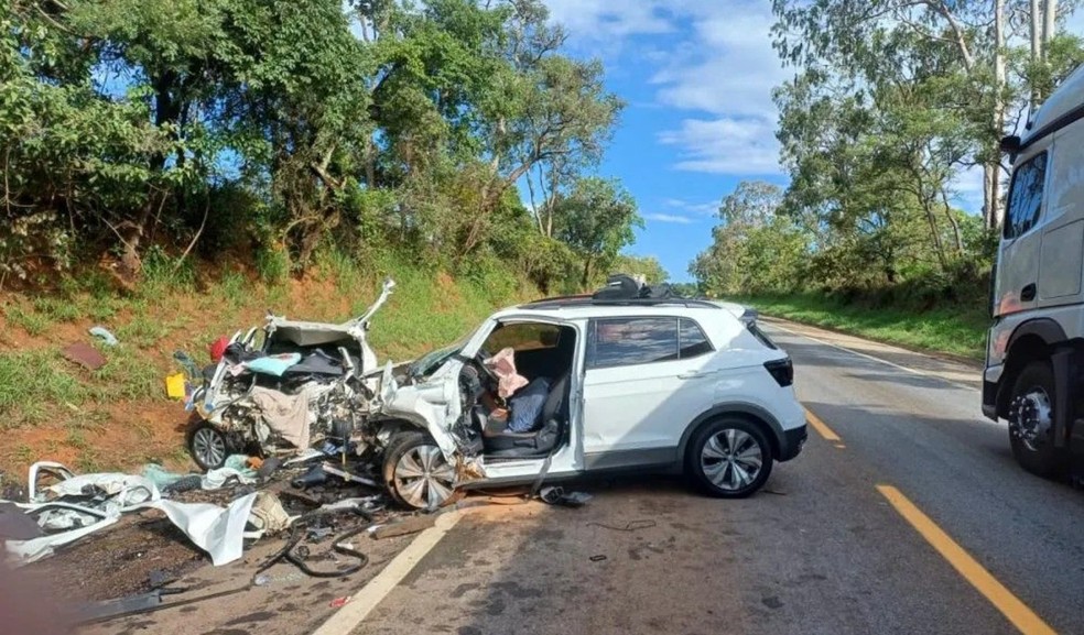 Acidente matou três adultos e duas crianças na BR-040, em Paracatu — Foto: Corpo de Bombeiros/Divulgação