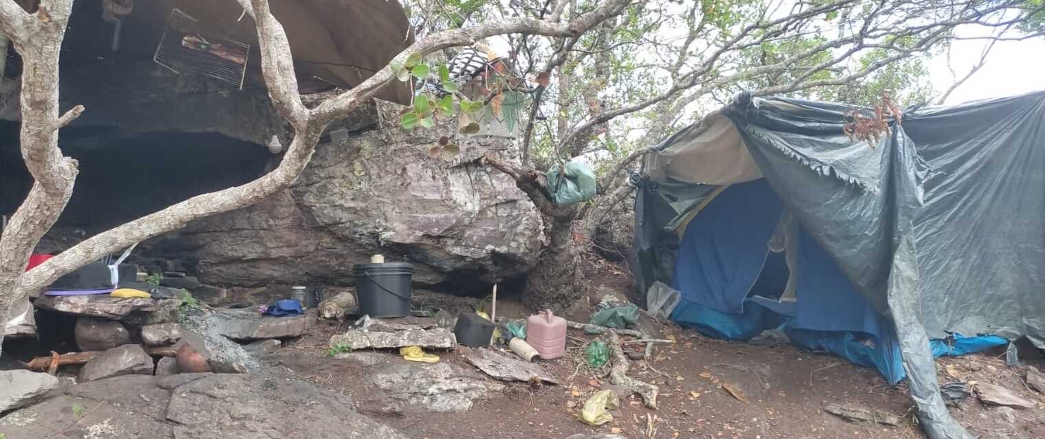Acampamentos usados para extração ilegal de quartzo são encontrados no Norte de MG