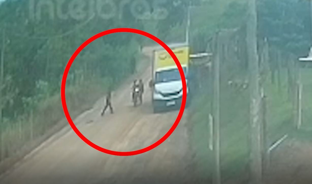 VÍDEO: criminosos roubam carro, capotam e assaltam motociclista para fugir em Linhares