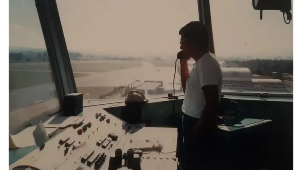 Sérgio Mota da Silva na torre de controle de São José dos Campos. — Foto: Acervo pessoal