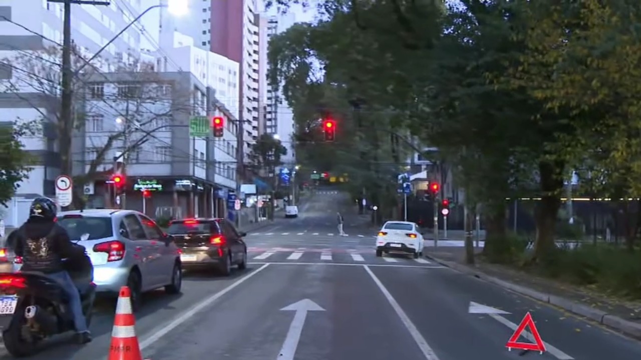 Carro com alerta de furto se envolve em batida e motorista e passageiro fogem do local em Curitiba