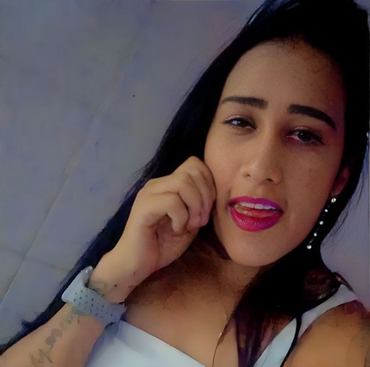 Jovem é morta a tiros uma semana após sair da prisão, na frente do conjunto residencial onde a mãe mora
