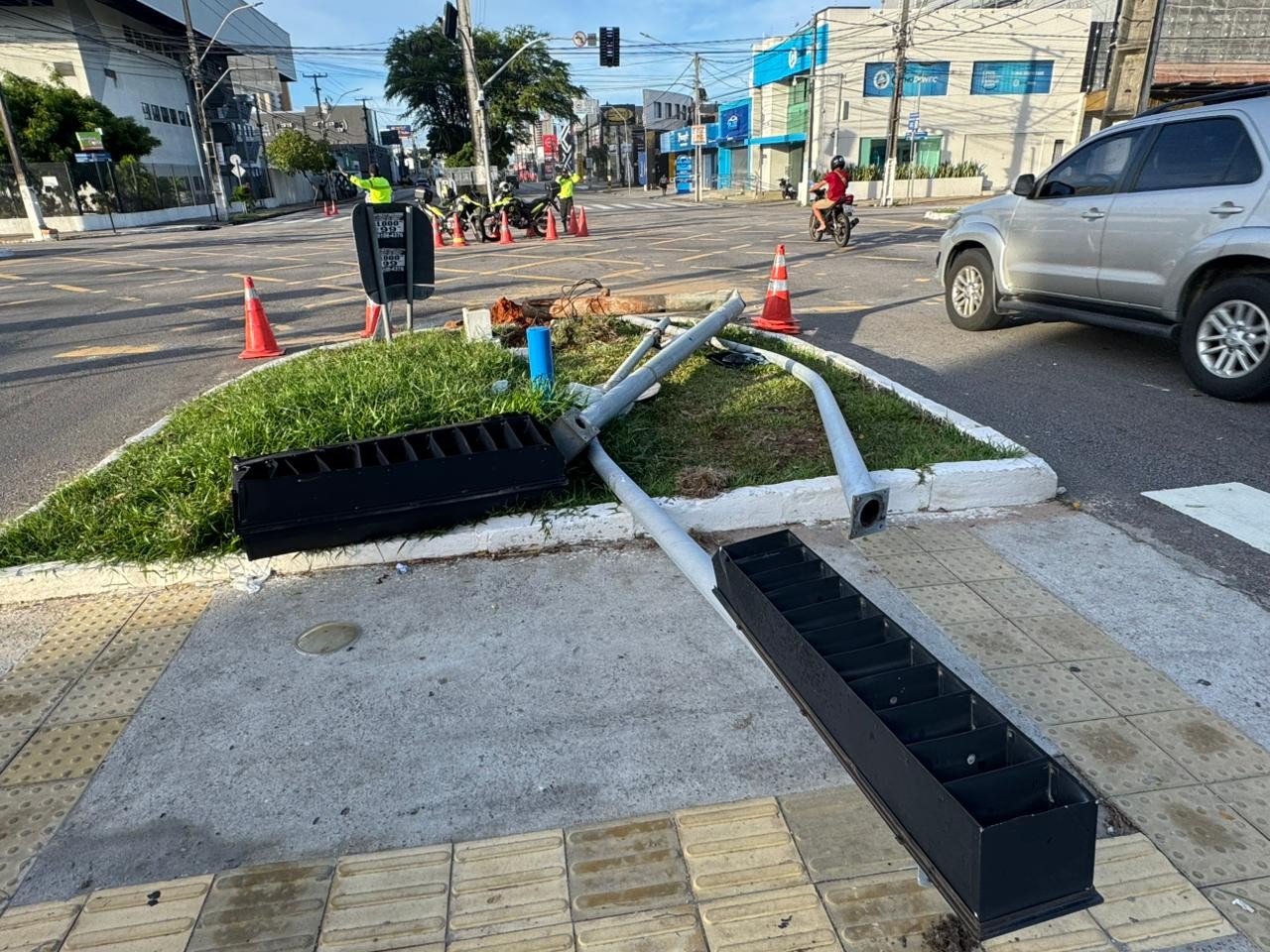 Acidente na madrugada deixa cruzamento das avenidas Prudente de Morais e Nevaldo Rocha sem semáforos em Natal