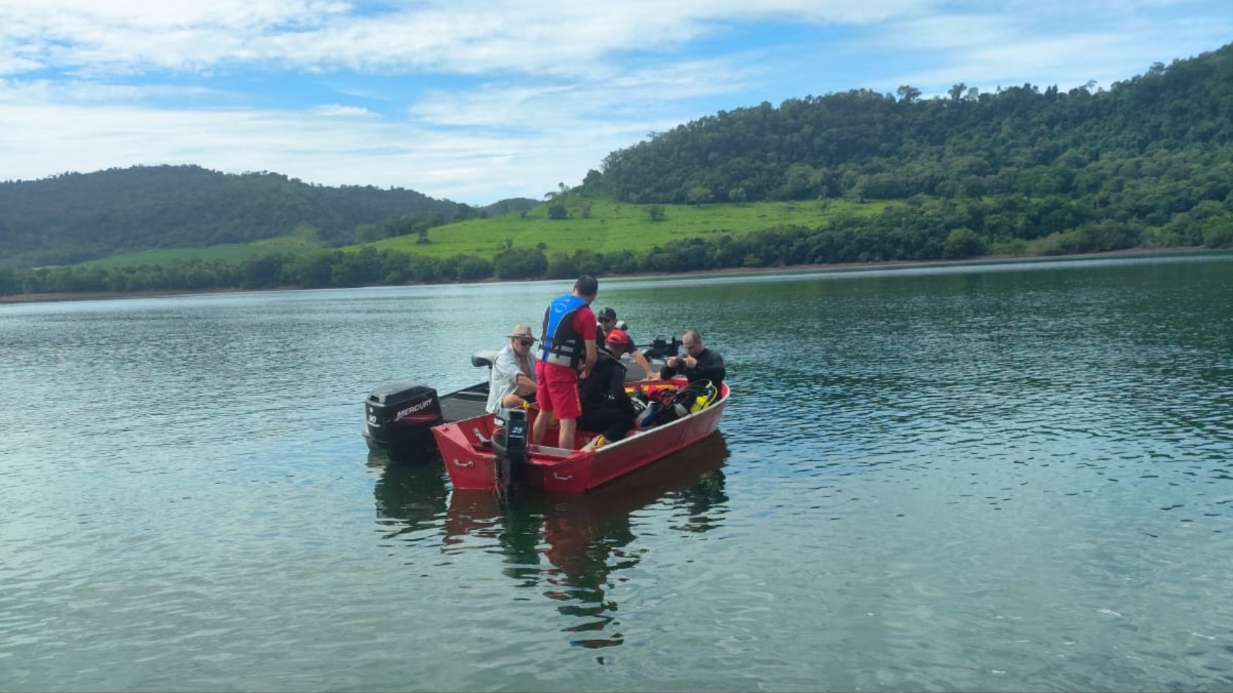 Barco vira, três pescadores caem na água e um desaparece em represa do Paraná