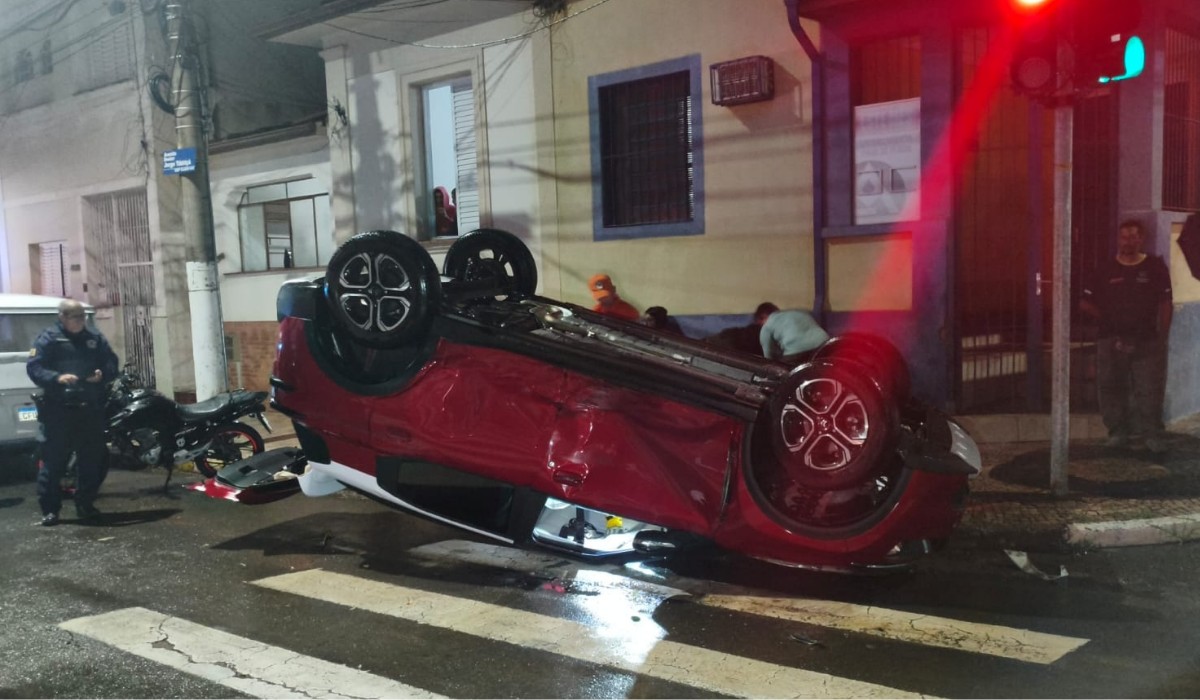 Motorista fica ferida após carro capotar em batida com van no Centro de Mogi Mirim