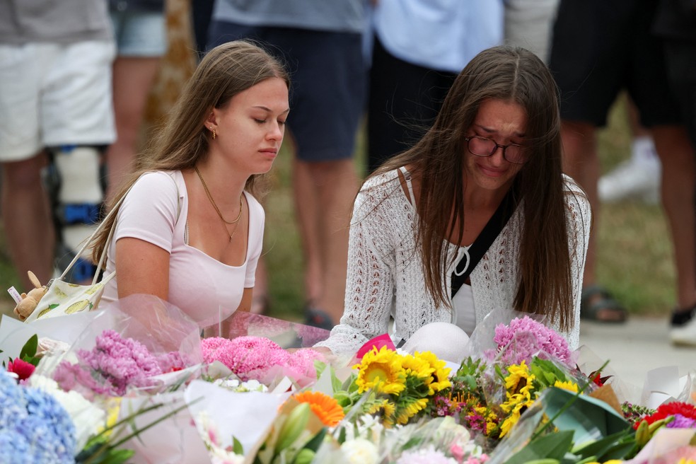 Pessoas prestam homenagem às vítimas de ataque terrorista durante uma celebração do feriado judaico na praia de Bondi, em Sydney, Austrália, em 15 de dezembro de 2025. — Foto: Reuters/Hollie Adams
