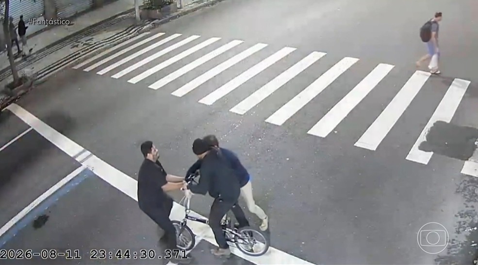 Novas imagens mostram como começaram agressões a homem que sofreu linchamento em Copacabana