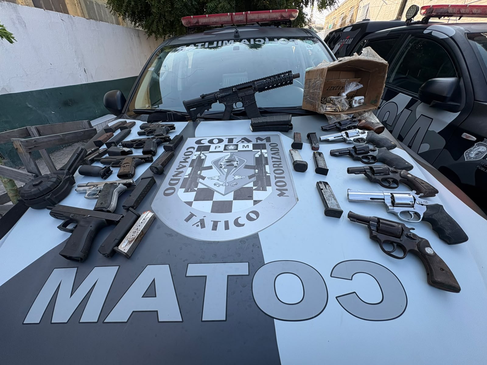 Mulher é presa por esconder fuzil e mais 11 armas de fogo em casa em Fortaleza