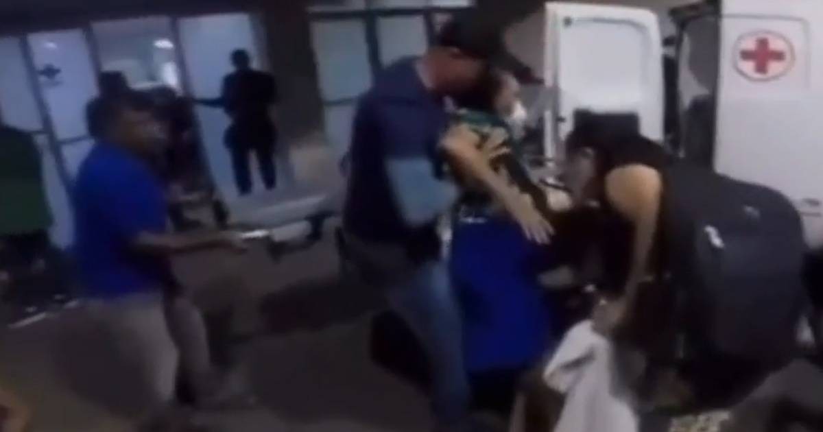 Vídeo: Idosa com câncer é derrubada de maca na chegada a hospital, em Fortaleza