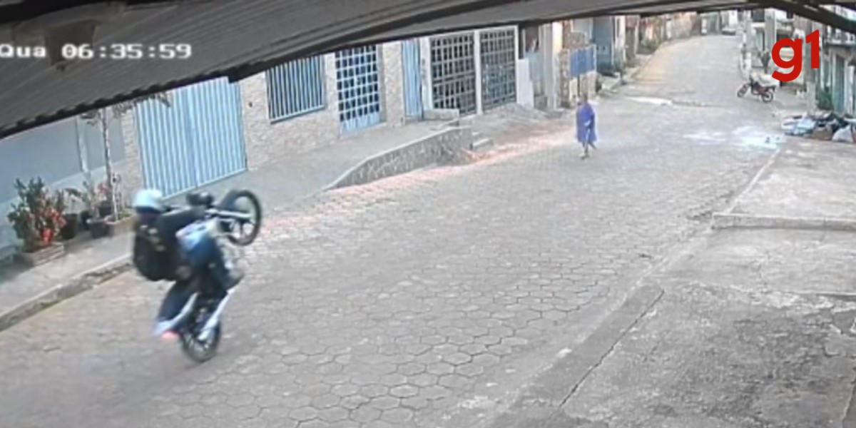 VÍDEO: Motociclista atropela e mata idosa após empinar moto em MG