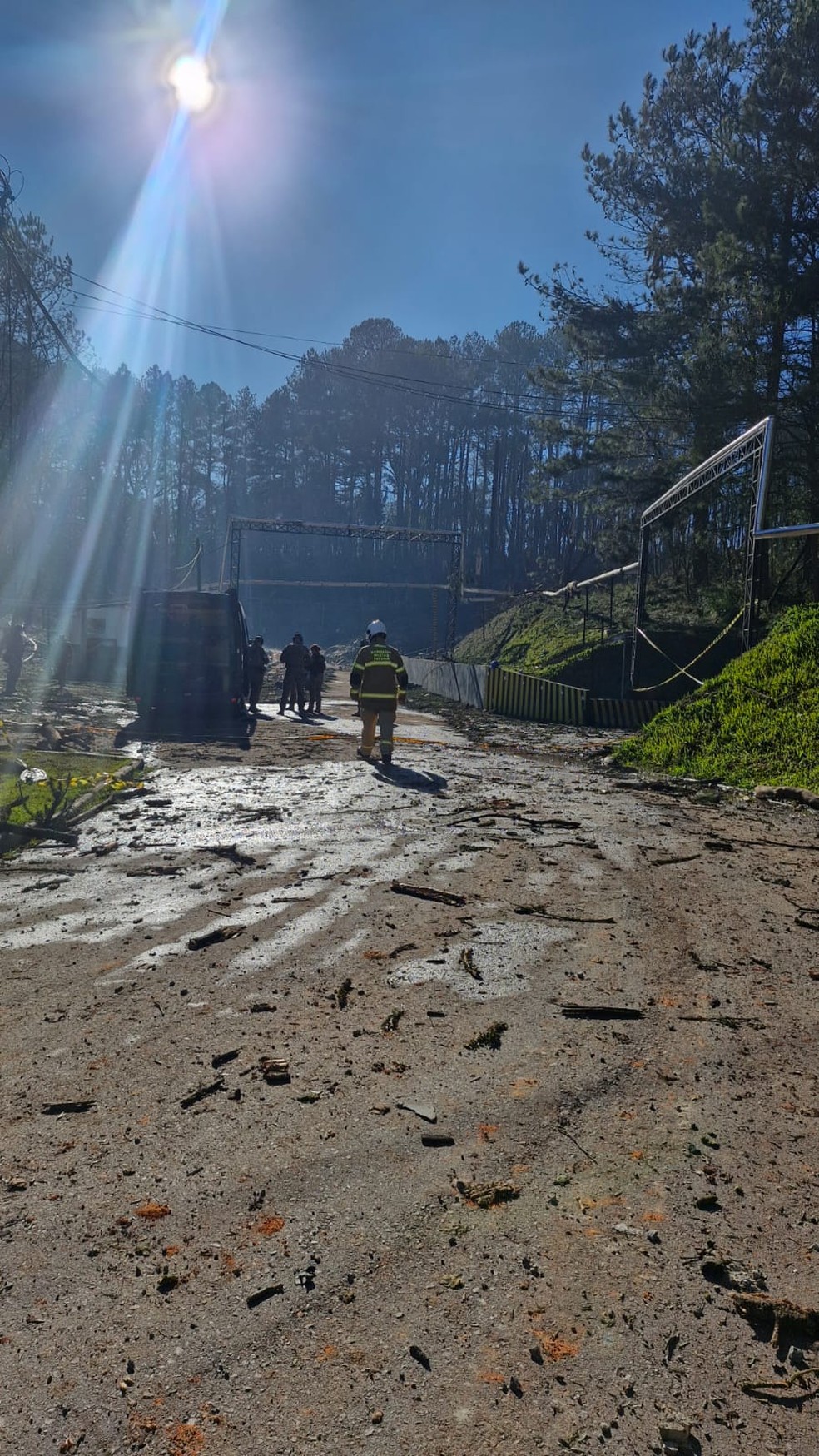 Imagens internas da empresa Enaex mostram área da explosão destruída — Foto: Corpo de Bombeiros