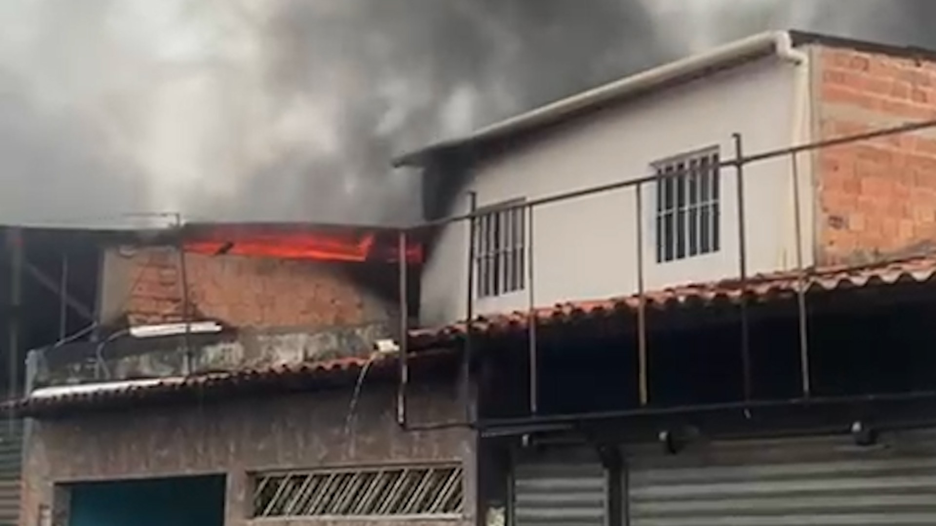 VÍDEO: Incêndio atinge sucatão no bairro do Anil, em São Luís