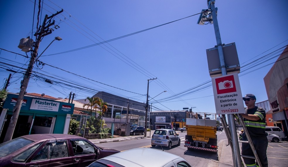 Vias em que radares passarão a operar estão sendo sinalizadas pela Secretaria Municipal de Mobilidade Urbana — Foto: Warley Kenji/Prefeitura de Mogi