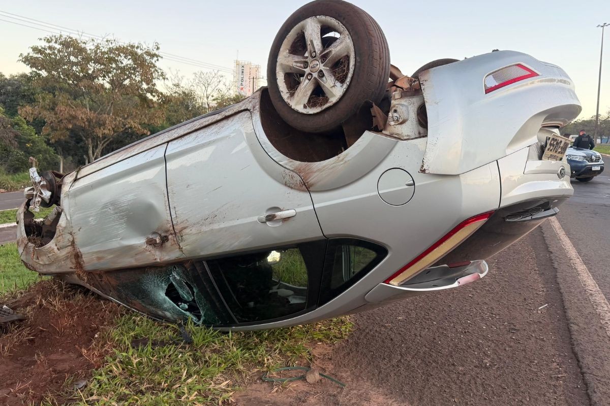 Motorista capota carro após passar por buraco em avenida de Campo Grande