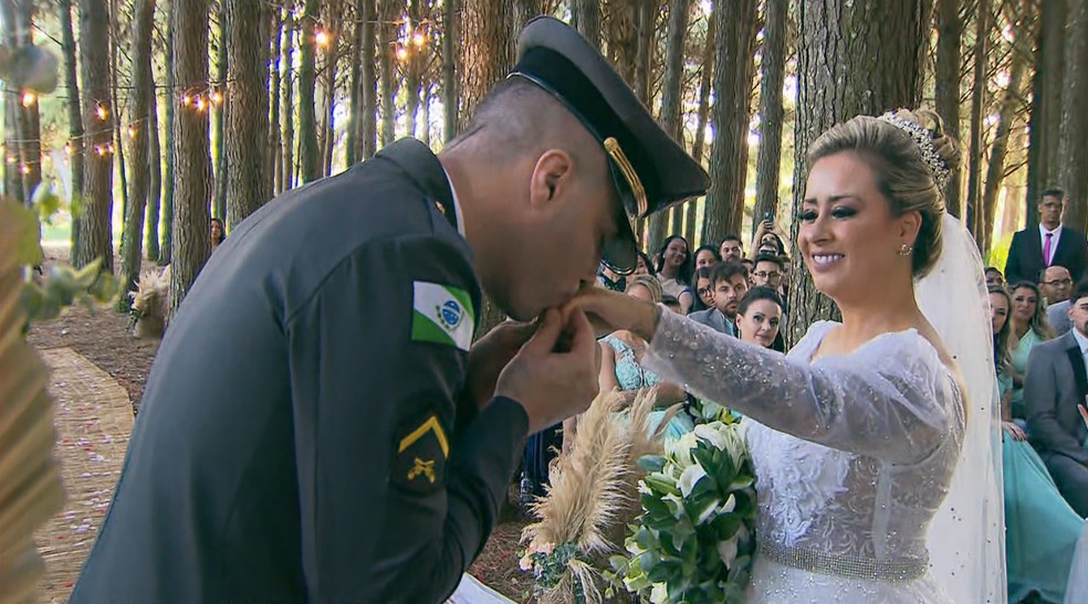 Caroline e o marido durante o casamento — Foto: Reprodução/RPC