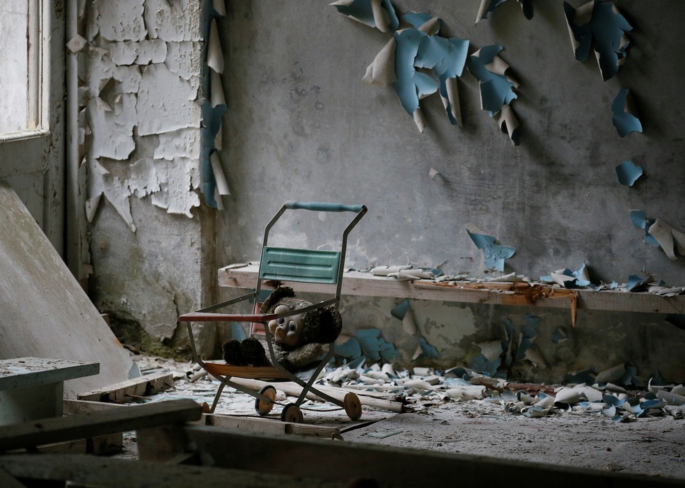 Foto mostra brinquedos em jardim de infância perto da usina nuclear de Chernobyl, na cidade abandonada de Pripyat, na Ucrânia, no dia 12 de abril. — Foto: Gleb Garanich/Reuters