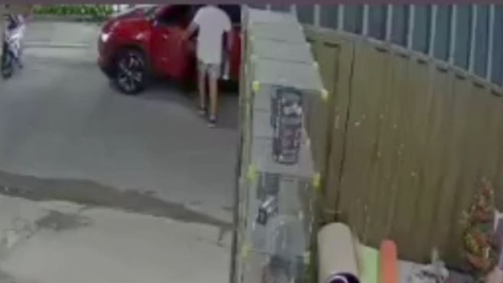 Homem foi executado no momento que entrava no carro na Rua Maria Ferreira, no Bairro Pajuçara, em Maracanaú. — Foto: Reprodução